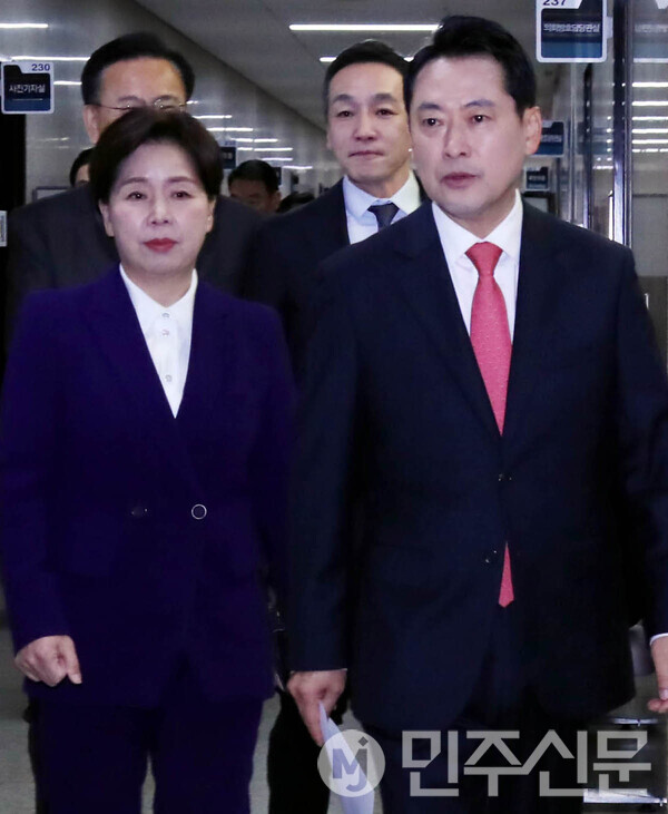 장동혁 국민의힘 대표가 20일 오전 여의도 국회 국민의힘 대표회의실에서 열린 최고위원회의에 참석하기 위해 당 지도부와 회의장안으로 걸어가고 있다.  ⓒ민주신문 김현수 기자