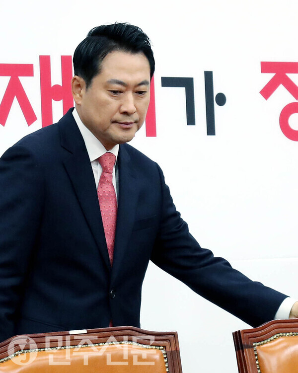 장동혁 국민의힘 대표가 20일 오전 여의도 국회 국민의힘 대표회의실에서 열린 최고위원회의에 참석하기위해 회의장안으로 들어와 자리에 배석하고 있다. ⓒ민주신문 김현수 기자