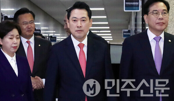 장동혁 국민의힘 대표가 20일 오전 여의도 국회 국민의힘 대표회의실에서 열린 최고위원회의에 참석하기 위해 당 지도부와 회의장안으로 걸어가고 있다.  ⓒ민주신문 김현수 기자