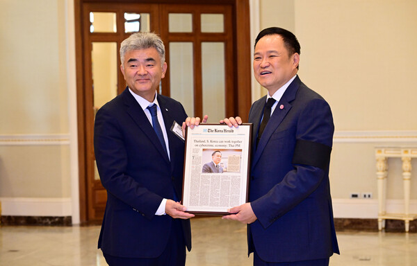 정원주 대우건설 회장(왼쪽)과 아누틴 찬위라꾼 태국 총리(오른쪽)가 면담 후 기념촬영을 하고 있다. ⓒ 대우건설