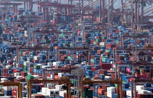 수출입 컨테이너가 가득 쌓여 있는 부산 남구 신선대부두 야적장. ⓒ 뉴시스