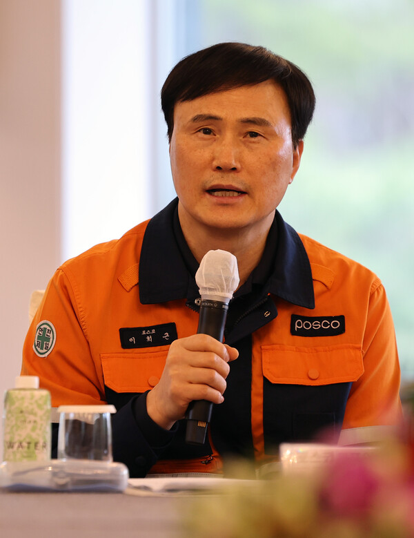 이희근 포스코 사장이 지난 3월 경북 포항시 포스코 청송대에서 열린 철강 산업 위기 극복을 위한 현장 간담회에서 인사말을 하고 있다. ⓒ뉴시스