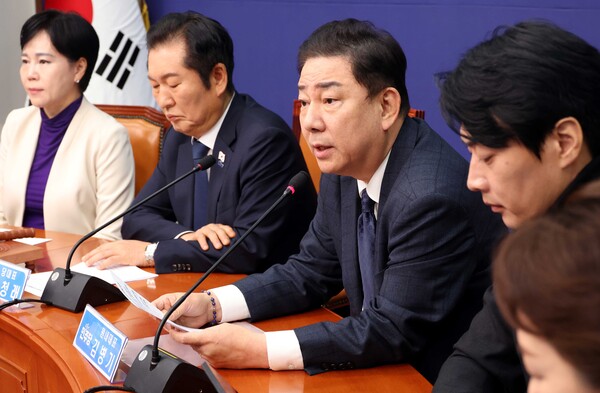 김병기 더불어민주당 원내대표가 24일 오전 서울 여의도 국회에서 열린 최고위원회의에서 발언을 하고 있다. 