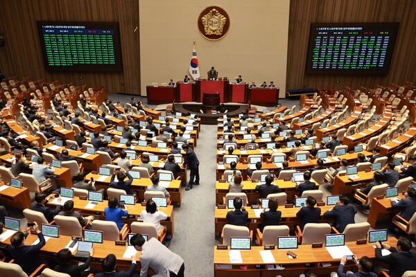 지난 8월 24일 오전 서울 여의도 국회에서 열린 제428회 국회(임시회) 제2차 본회의에서 노동조합 및 노동관계조정법 일부개정법률안(대안)이 더불어민주당 주도로 통과되고 있다. ⓒ뉴시스