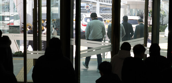윤석열 대통령이 지난달 국무회의에서 김영란법이 현실과 동떨어졌다고 지적한 가운데 정부가 '김영란법'(부정청탁 및 금품등 수수의 금지에 관한 법률) 식사비 접대 한도액을 종전 3만원에서 5만원으로 올리는 방안을 검토 중인 것으로 알려졌다. 이에 따라 국민권익위원회는 의견 청취에 나설 예정이다. 14일 서울 종로구 정부서울청사에서 공무원들이 점심 식사를 위해 청사를 나서고 있다. 2023.11.14. ⓒ 뉴시스