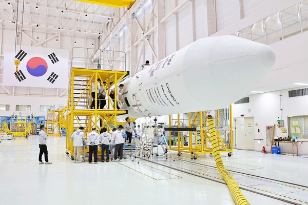 지난 19일 전라남도 고흥에 위치한 나로우주센터 조립동에서 연구진들이 누리호 4차 발사 총조립 작업을 수행하고 있다. ⓒ우주항공청