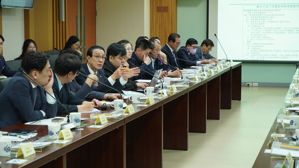 노동진 수협중앙회장(왼쪽 네 번째)이 20일 타이베이 중정구에 위치한 대만 어업서(수산청)에서 대만 해상풍력 및 수산업 현안에 대해 의견을 나누고 있다. 