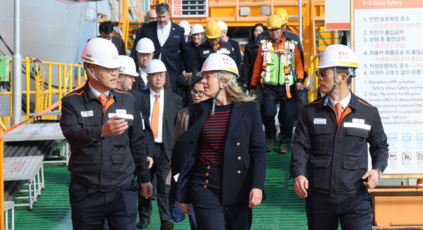 24일 김희철 한화오션 대표이사(앞줄 왼쪽 첫 번째)가 멜라니 졸리 캐나다 산업부 장관(앞줄 가운데)에게 한화오션 거제사업장의 특수선 안벽에 대해 설명하고 있다. ⓒ 한화오션