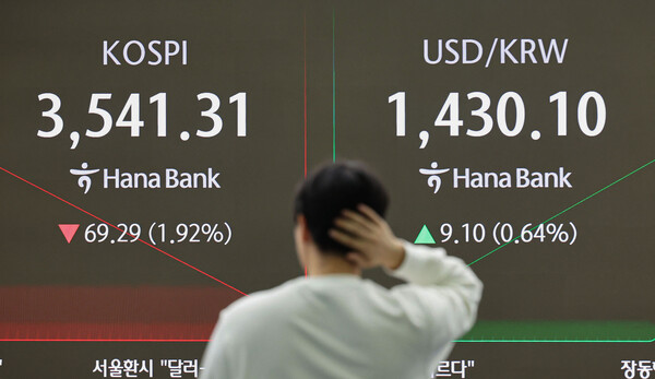 서울 중구 하나은행 딜링룸에서 딜러들이 업무를 보고 있다. ⓒ 뉴시스