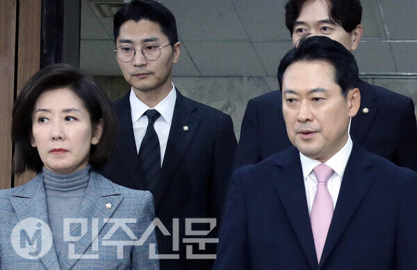 나경원 국민의힘 의원이 24일 오후 서울 여의도 국회에서 열린 '대장동 범죄수익환수 특별법 제정'을 위한 긴급 토론회에 참석해 장동혁 대표등 당 수뇌부와 토론회장안으로 들어서고 있다.  ⓒ민주신문 김현수 기자