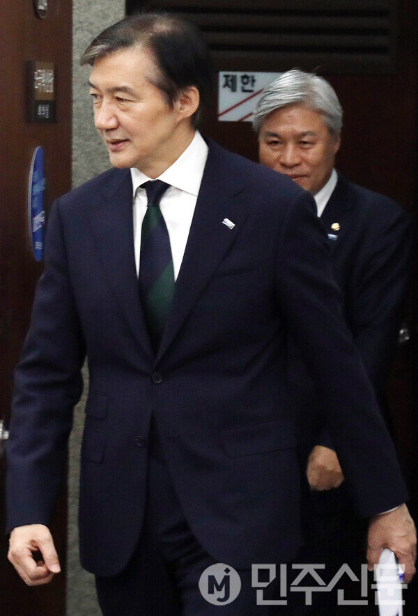 조국혁신당 조국 대표가 24일 오전 서울 여의도 국회에서 열린 최고위원회의에 참석하기위해 회의장안으로 들어서고 있다. ⓒ민주신문 김현수 기자