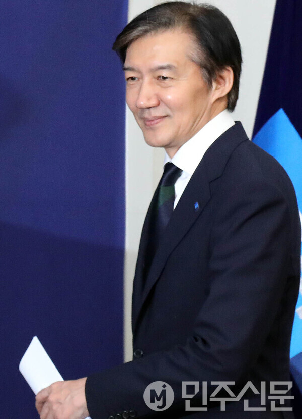 조국혁신당 조국 대표가 24일 오전 서울 여의도 국회에서 열린 최고위원회의에 참석하기위해 회의장안으로 들어서고 있다.  ⓒ민주신문 김현수 기자