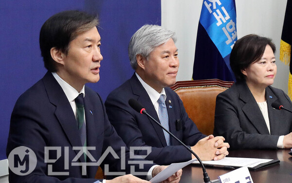 조국혁신당 조국 대표가 24일 오전 서울 여의도 국회에서 열린 최고위원회의에 참석해 모두발언을 하고 있다.ⓒ민주신문 김현수 기자