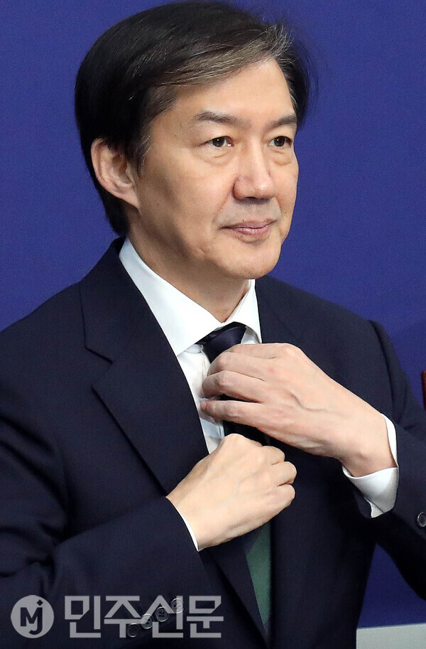 조국혁신당 조국 대표가 24일 오전 서울 여의도 국회에서 열린 최고위원회의에 참석해 모두발언을 하기전 옷 매무새를 고치고 있다.    ⓒ민주신문 김현수 기자