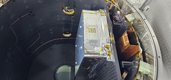 차세대중형위성 3호에 탑재된 바이오캐비넷(BioCabinet)의 모습. 차중 3호는 바이오캐비넷을 통해 국내위성 최초로 미세중력 환경 내 세포 분화 특성 연구 등 우주의학 분야 실험·실증을 진행하게 된다. ⓒ우주항공청