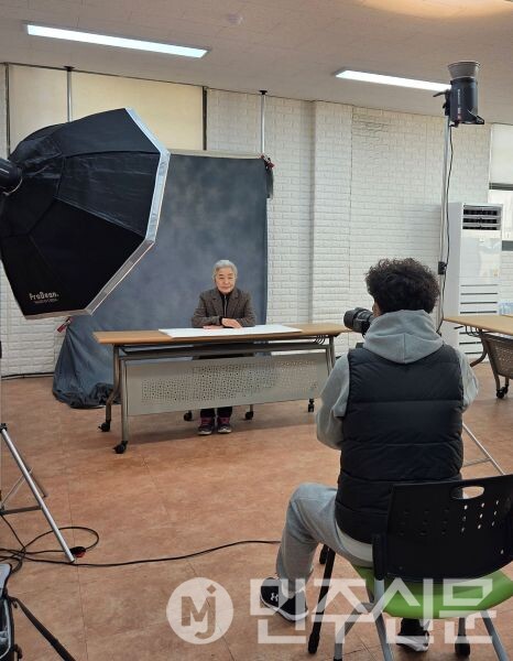 전남 목포시, 만호동 나눔의 집 '스튜디오 온'과 함께 장수사진 촬영(사진=목포시)