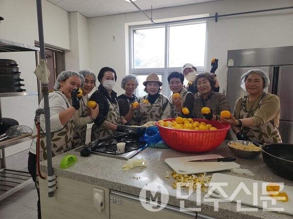 진도군여성단체협의회, '유자청 나눔 봉사활동' 펼쳐[사진=진도군]