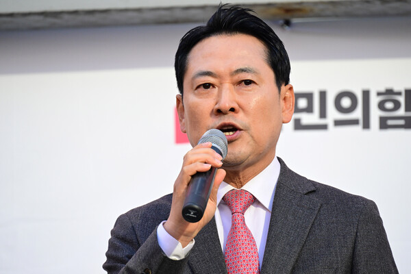 국민의힘 장동혁 대표가 23일 오후 경남 창원시 성산구 용지로에서 열린 '민생회복 법치수호 국민대회'에 참석해 발언을 하고 있다. 2025.11.23. ⓒ 뉴시스