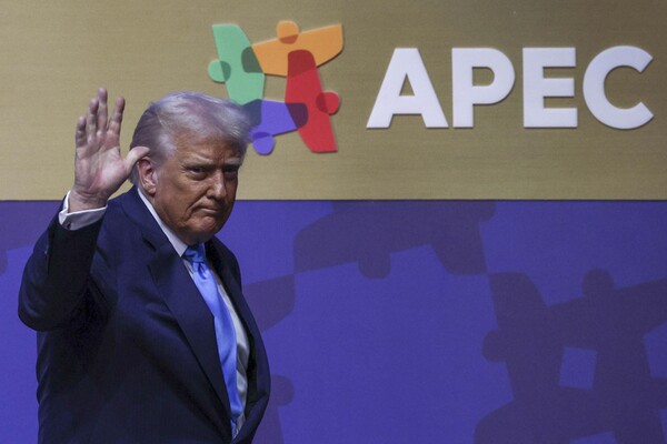 도널드 트럼프 미국 대통령이 지난달 29일 경북 경주시 경주예술의전당에서 열린 '2025 APEC CEO 서밋'에서 특별 연설을 마친 뒤 인사하고 있다. ⓒ 뉴시스