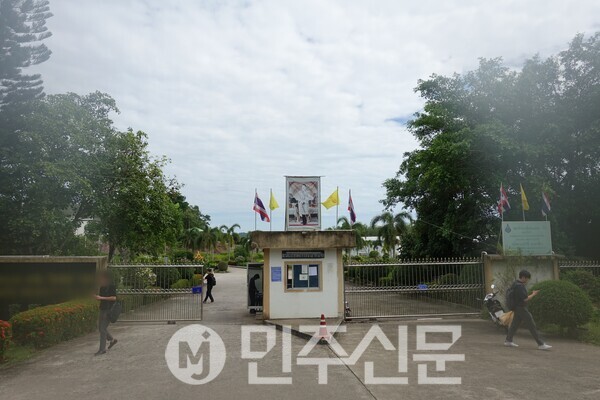 태국 현지 가리비 공장 출입구를 확인하는 모습/사진제공/부산본부세관