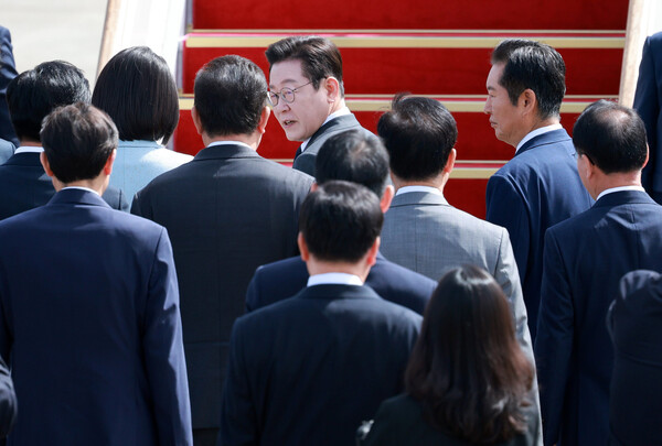 이재명 대통령이 제80차 유엔총회 참석차 미국 뉴욕을 방문하기 위해 22일 공군 1호기에 탑승하기 전 정청래 더불어민주당 대표, 김병기 더불어민주당 원내대표 등 환송 인사들과 인사를 하고 있다. 2025.09.22. ⓒ 뉴시스