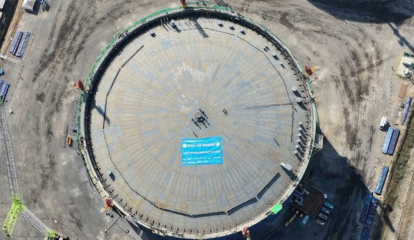 여수 '동북아 LNG 허브 터미널' LNG 저장탱크에 지붕이 설치된 모습 ©BS한양