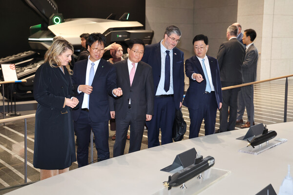 멜라니 졸리(Melanie Joly) 캐나다 산업부 장관과 필립 라포튠(Philippe Lafortune) 주한 캐나다 대사 일행이 HD현대 조석 부회장, HD현대중공업 주원호 사장과 함께 HD현대 글로벌R&D센터에서 미래형 선박·잠수함·호위함 등 함정 모형을 둘러보고 있다. ⓒ 뉴시스
