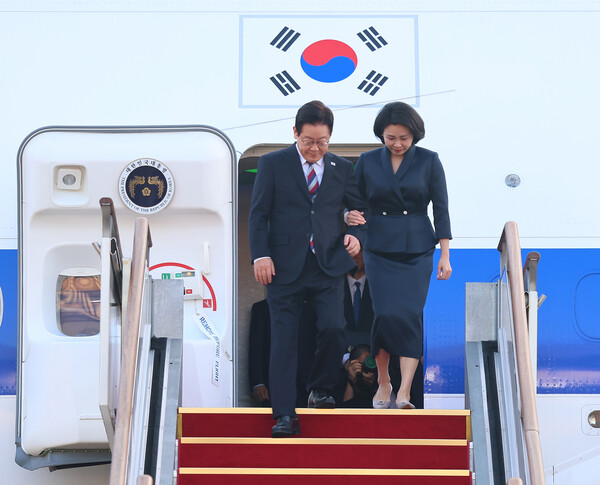 G20 정상회의 등 중동·아프리카 순방 일정을 마친 이재명 대통령과 김혜경 여사가 26일 경기 성남공항에 도착해 공군1호기에서 내리고 있다. 2025.11.26. ⓒ 뉴시스