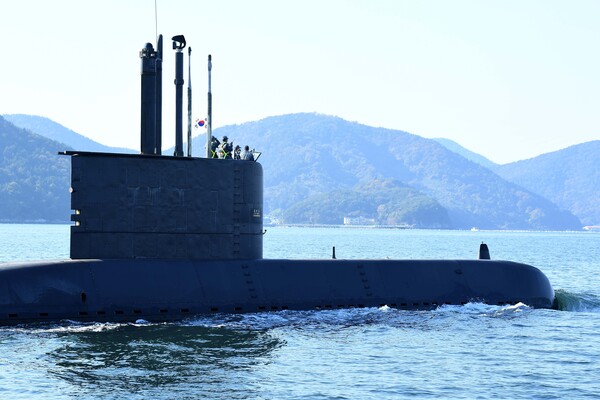대한민국 1번 잠수함 장보고함이 지난 19일 오후 마지막 항해를 위해 경남 진해군항을 출항하고 있다. ⓒ해군