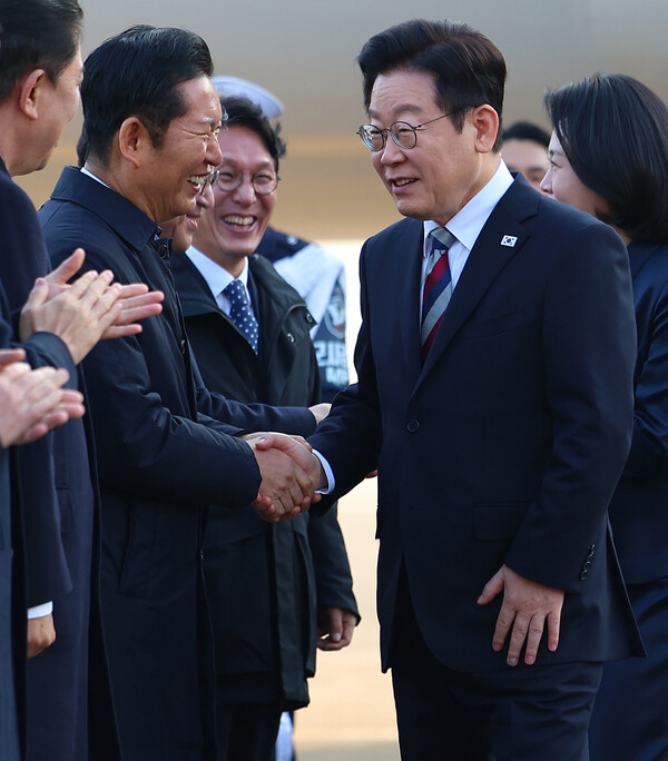G20 정상회의 등 중동·아프리카 순방 일정을 마친 이재명 대통령이 26일 경기 성남공항에 도착해 정청래 더불어민주당 대표와 악수하고 있다. 2025.11.26. ⓒ 뉴시스