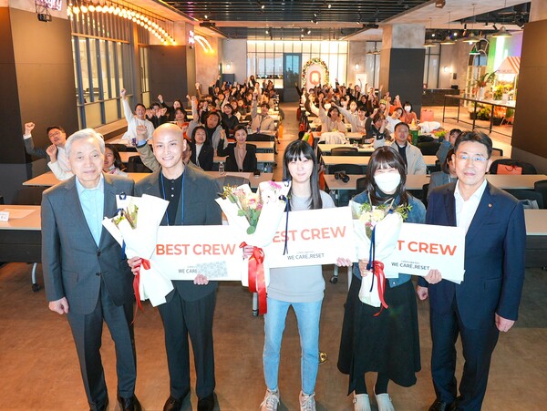 25일(화) 서울 드림플러스 강남 이벤트홀에서 열린 암 경험청년 돌봄 캠페인 '위 케어 리셋데이(WE CARE RESET DAY)' 행사 참가자들이 기념사진을 찍고 있다. 우측 첫번째부터 한화생명 임석현 기획실장, 암경험청년 3명, 대한암협회 이민혁 회장 ©한화생명