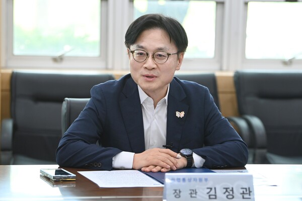 김정관 산업통상자원부 장관이 지난 9월 19일 울산 남구 석유화학산업단지에서 '울산 석유화학기업 사업재편 간담회'를 주재하고 있다. ⓒ산업통상자원부